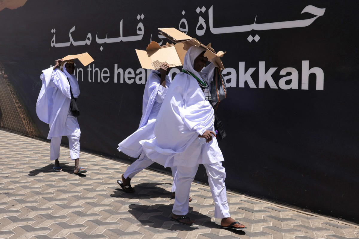 Hajj pilgrims gather in Mecca under scorching desert sun