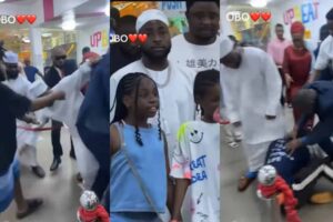 Fan loses his cool as he meets Davido holds tightly to his leg Kemi Filani blog min
