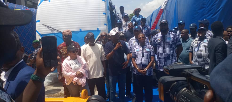 Sanwo-Olu praises Tinubu’s agenda as he commissions more Blue Line coaches