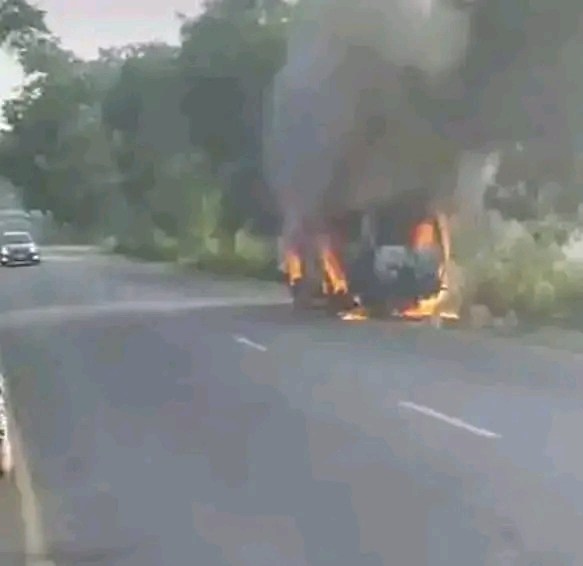 Kwara State University Students Escape D3ath As Commercial Bus Catches Fire (Video) 1 Kwara State University Students Escape D3ath As Commercial Bus Catches Fire (Video)